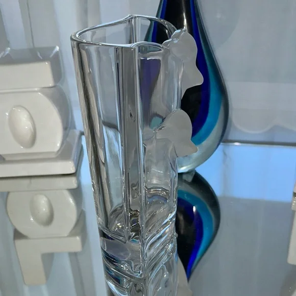 Elegant Glass Vase with Blue and Clear Design